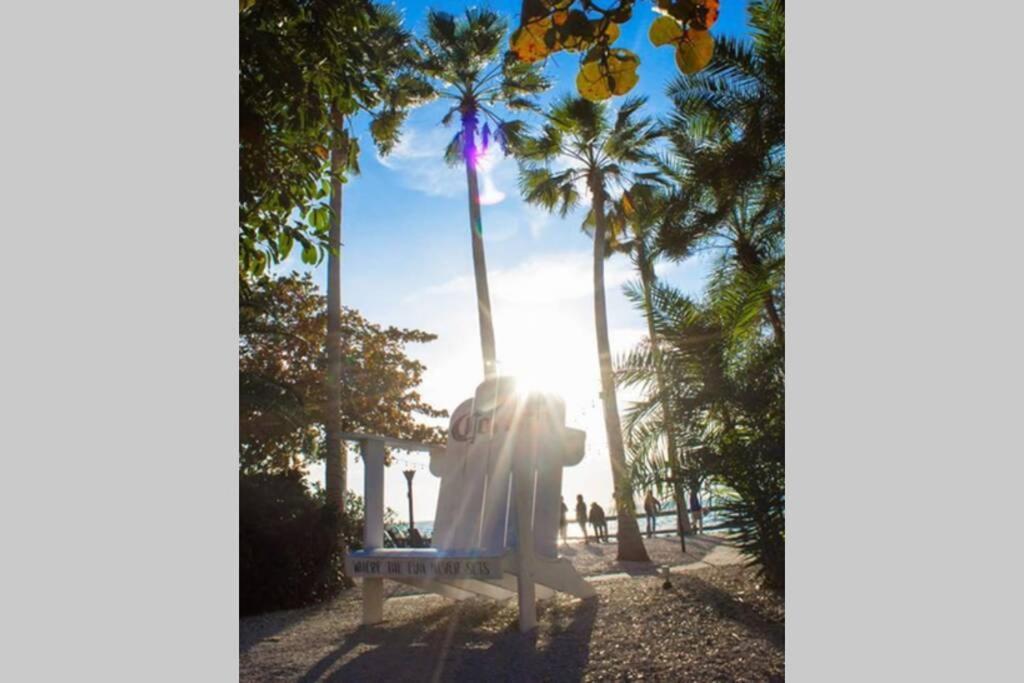 River Delight,Studio109, Beach & Pool Steps Away + Wifi Ruskin Esterno foto